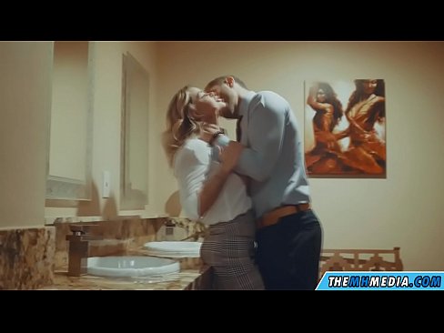 ❤️ Meta blonda busty seduces f'kamra tal-banju pubbliku ☑ Video tal-ħakk fil-porn mt.xxxdeutschepornos.ru ﹏